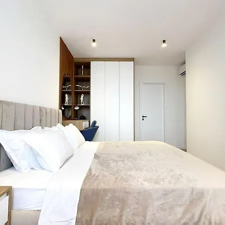 Luxury With King-size Bed And Fast Wi-fi Apartment Tirana