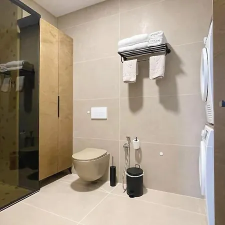 Apartment Luxury With King-size Bed And Fast Wi-fi Tirana